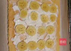 Illustration of how to make banana cake roll 9