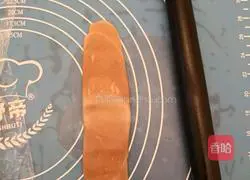 Illustration of how to make four-color lotus paste and egg yolk cake 9