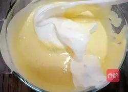 Illustration of how to make chiffon cake 16