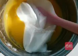 Illustration of how to make meat floss cake rolls 5