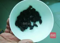 Illustration of how to make red cake rolls 1