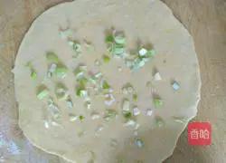 Illustration of how to make green onion and egg layer pancake 4