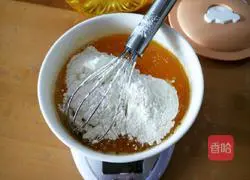 Illustration of how to make vanilla egg yolk cake 3