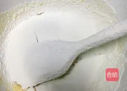 Illustration of how to make cherry strawberry jam cake roll 3