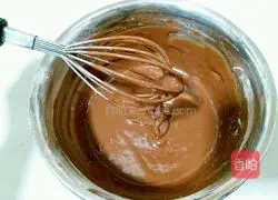 Illustration of how to make cocoa chiffon cake with spray flowers 6