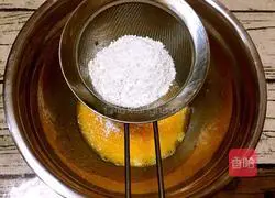 Illustration of how to make two-color chiffon cake (eight inches) 4