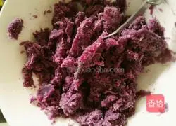 Illustration of how to make steamed purple sweet potato cake 2