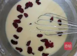 Illustration of how to make dried cranberry cake rolls 6