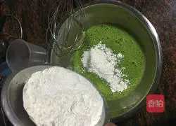 Spinach juice chiffon cake recipe 5