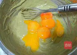 Illustration of how to make matcha honey bean cake roll 4