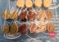 Illustration of how to make four-color lotus paste and egg yolk cake 12