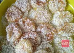 Illustration of making glutinous rice and coconut cake 4