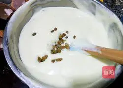 Illustration of how to make raisin cake rolls 12