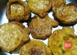 Illustration of how to make onion ring and egg pancakes 8