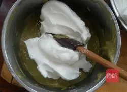 Illustration of how to make dense bean green tea cake rolls 11