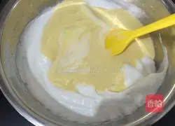 Illustration of how to make chive and meat floss cake rolls 10