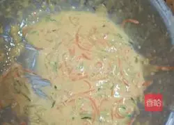  Illustration of how to make carrot and cucumber egg pancakes 2