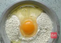 Illustration of how to make scallion and egg layer pancake 1