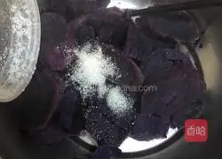 Illustration of how to make purple sweet potato pancakes 3