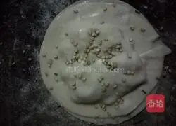 Fragrant Illustration of how to make onion meat pie 4