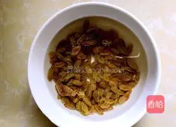 Illustration of how to make raisin cake rolls 1