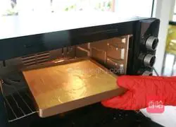 Illustration of how to make matcha honey bean cake roll 8