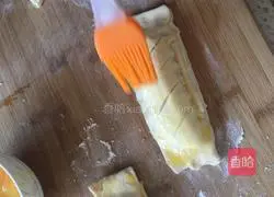 Illustration of how to make banana meringue pie 7