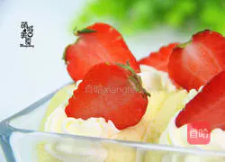 Illustration of how to make the popular Korean strawberry cake roll 1
