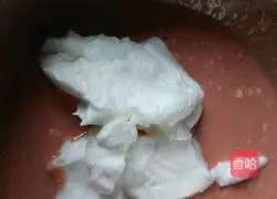 Illustration of how to make red yeast powder jam cake roll 8