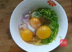Illustration of how to make bitter melon and onion omelette 6