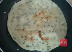 Illustration of how to make egg and green onion pancakes 7