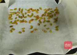 Illustration of how to make raisin cake roll 9