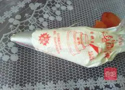 Illustration of how to make cream cupcakes 10