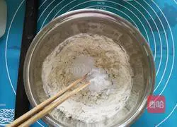 Four-color lotus paste and egg yolk cake Illustration of how to do it 1