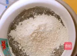 Illustration of how to make eight-inch honey chiffon cake 2