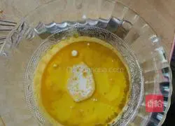 Illustration of how to make raisin and meat floss cake rolls 3