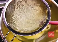 Illustration of how to make chive and meat floss cake rolls 8