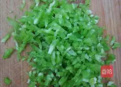 Illustration of how to make bitter melon and onion omelette 2