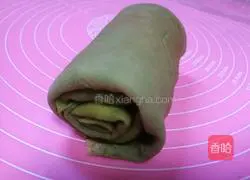 Illustration of how to make matcha honey bean towel roll 13