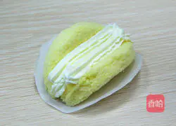 Illustration of how to make the popular Korean strawberry cake roll 7