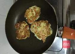 Illustration of how to make pan-fried potato pancakes 4