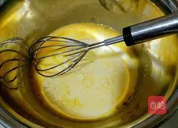 Illustration of how to make cocoa chiffon cake with spray flowers 4