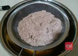 Illustration of how to make cocoa chiffon cake with spray flowers 5