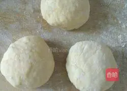 Illustration of how to make green onion and egg layer pancake 3