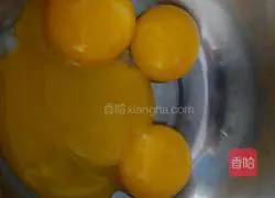 Illustration of how to make cow pattern cake roll 1