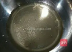 Illustration of how to make red yeast powder jam cake roll 2