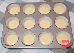 Illustration of how to make raisin crispy muffin cake 12