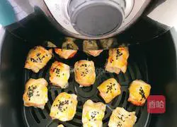 Illustration of how to make hand cake ham rolls 6