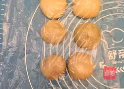 Illustration of how to make four-color lotus paste and egg yolk cake 5