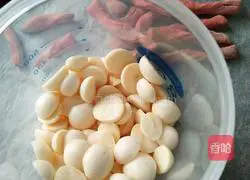Illustration of how to dissolve beans with egg white 7